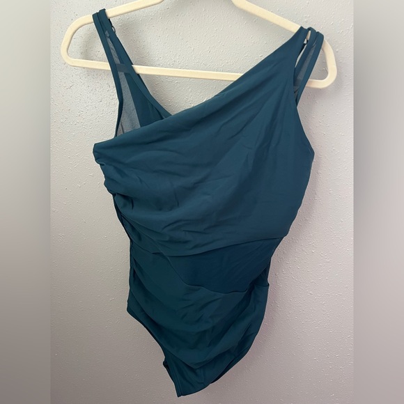 Miraclesuit Illusionist Azura Underwire One Piece
Swimsuit In Nova Size 16 New - Picture 4 of 10